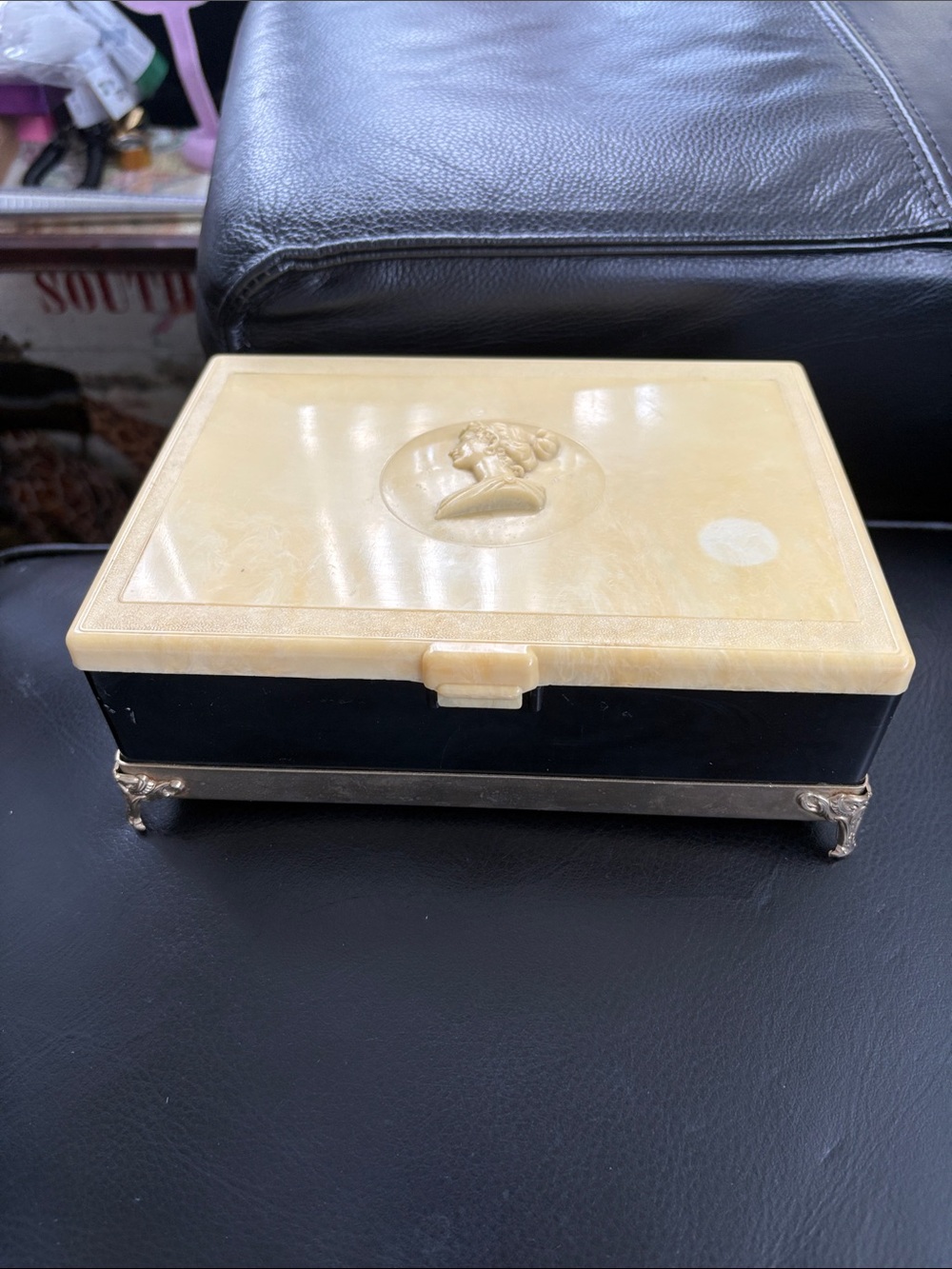 Vintage Mid Century Lion Cameo Trinket Box - Picture 8 of 10